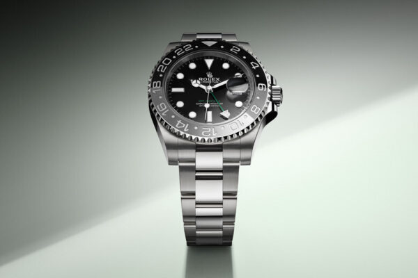 66227b371bc2a_rolex-gmt-master-ii-cover-m126710grnr-00032312jva001portrait Rolex GMT-Master II | Cadran Noir | lunette bicolore verte et noire